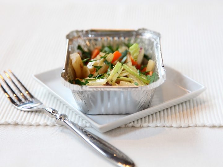 Papier, aluminium czy plastik? Wybieramy najlepsze opakowania dla cateringu