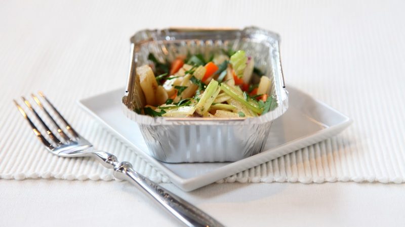 Papier, aluminium czy plastik? Wybieramy najlepsze opakowania dla cateringu