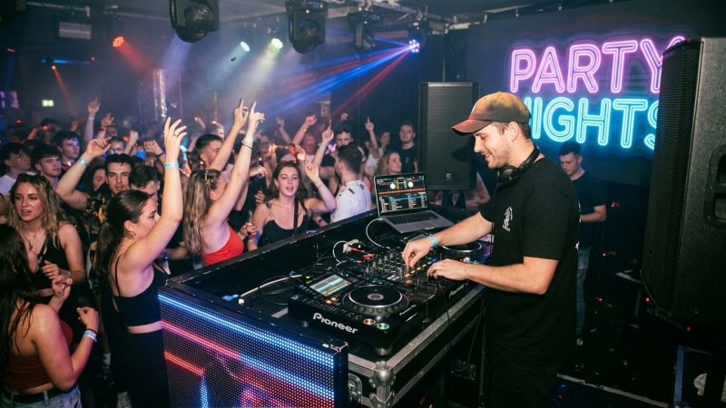 Muzyka na żywo i oprawa weselna z udziałem profesjonalnego dj-a